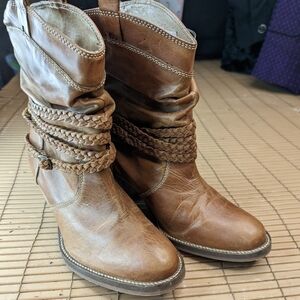 Dingo Boots, Rouched shaft Tan Leather Womens Sz 8M. 4 braided straps with buckl